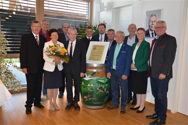 Foto für EBERAU: Anlässlich der Verleihung der Ehrenbürgerschaft an Dr. Gert Moser fand im Gemeindeamt Eberau eine Festsitzung des Gemeinderates statt.